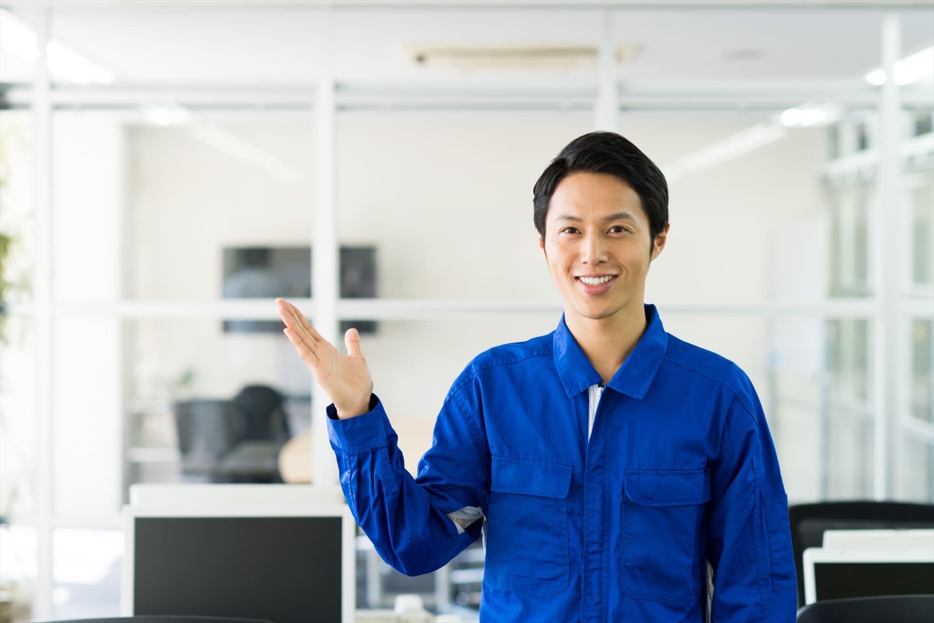 笑顔の男性スタッフ